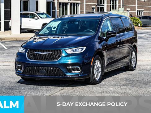 Used 2024 Chrysler Pacifica Touring-L image 3