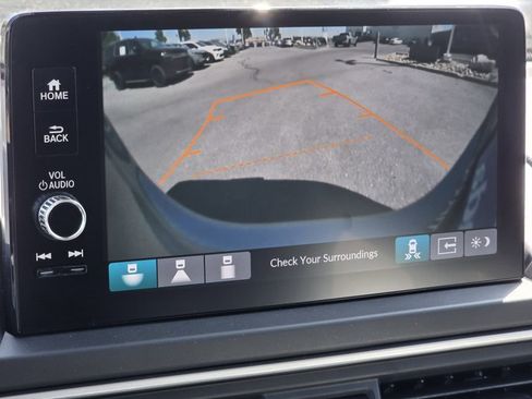 Used 2025 Honda Pilot Touring image 4