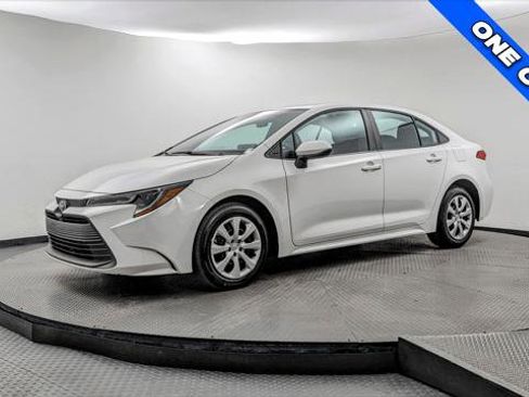 Used 2024 Toyota Corolla LE image 2