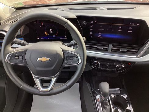 Used 2025 Chevrolet Trax LT w/ LT Convenience Package FWD image 19