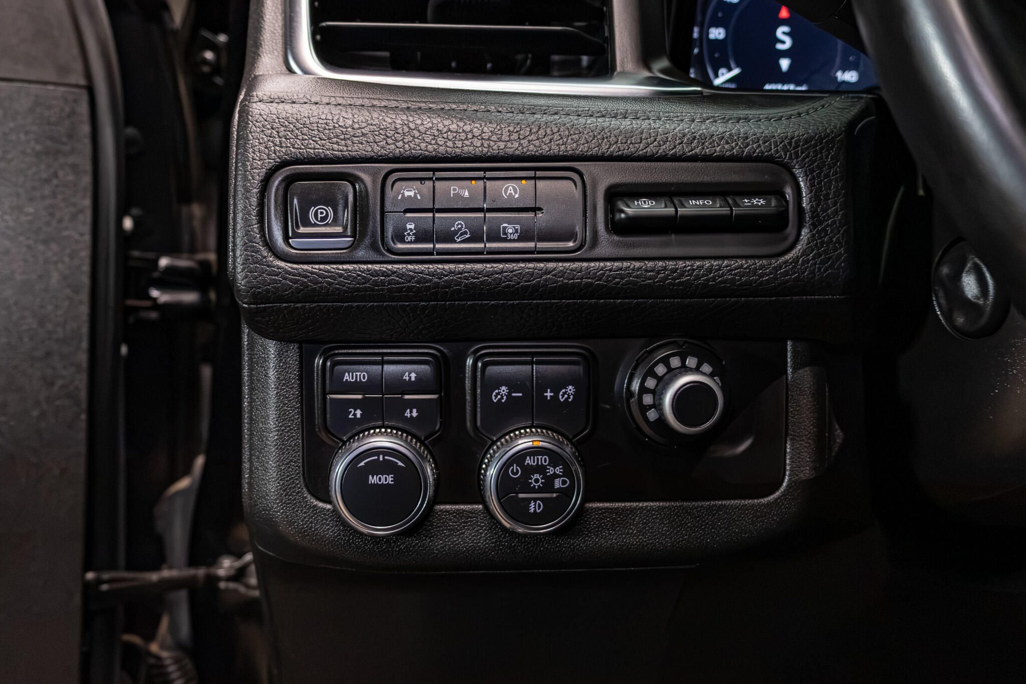 Used 2024 GMC Yukon XL Denali AWD/4WD image 19