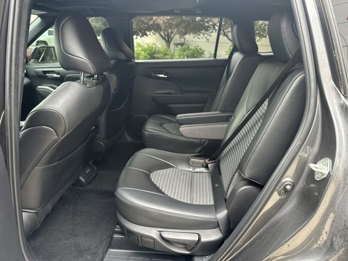 Used 2023 Toyota Highlander XSE AWD/4WD image 27
