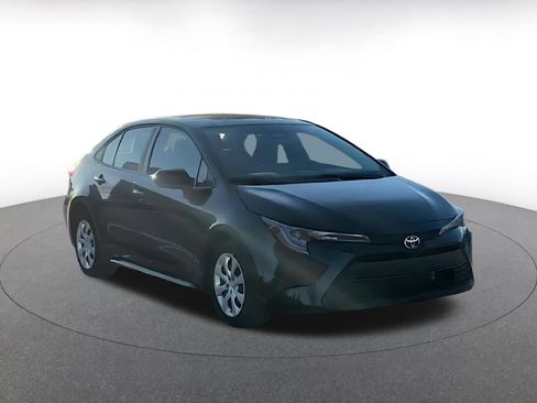 Used 2025 Toyota Corolla LE image 3