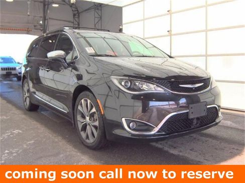 Used 2017 Chrysler Pacifica Limited image 1