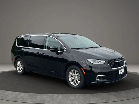 Used 2024 Chrysler Pacifica Touring-L FWD image 7