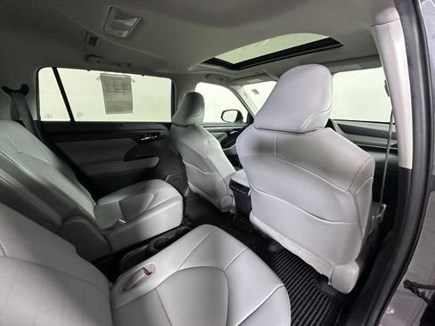Used 2020 Toyota Highlander XLE AWD/4WD image 13