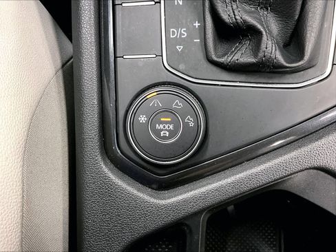 Used 2019 Volkswagen Tiguan SE w/ Panoramic Sunroof Package image 37