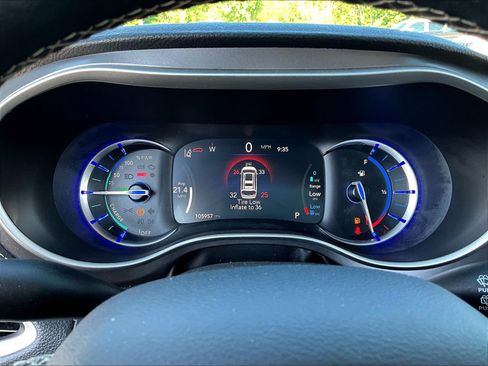 Used 2022 Chrysler Pacifica Touring-L w/ Uconnect Theater Family Group FWD image 12