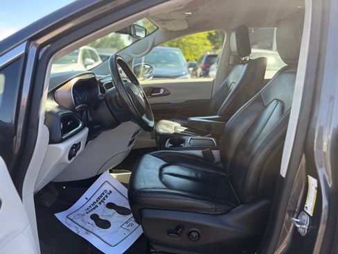 Used 2018 Chrysler Pacifica Touring-L Plus FWD image 25