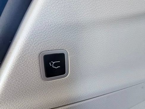 Used 2023 Chrysler Pacifica Touring-L FWD image 40