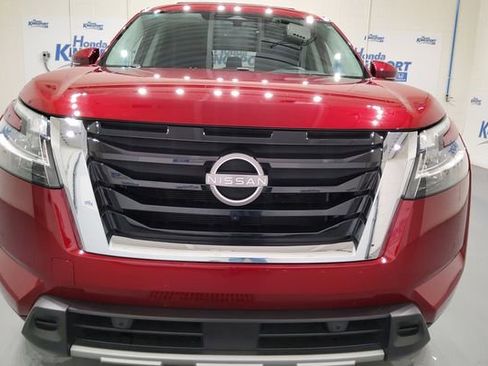 Used 2023 Nissan Pathfinder SL FWD image 12