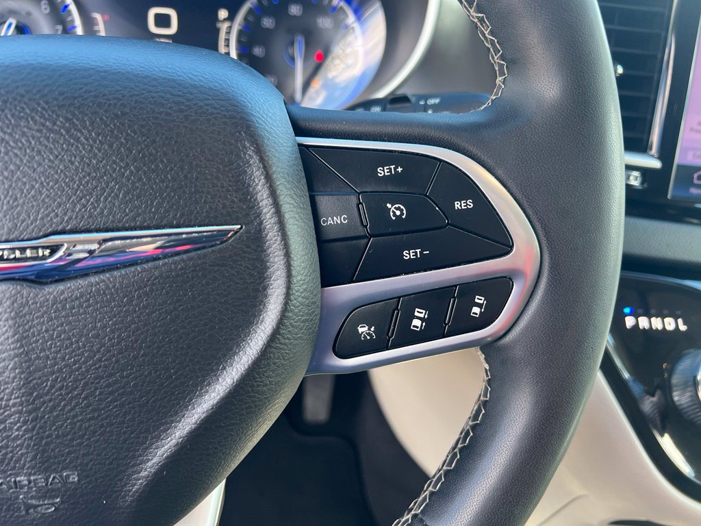 Used 2023 Chrysler Pacifica Touring-L FWD image 37