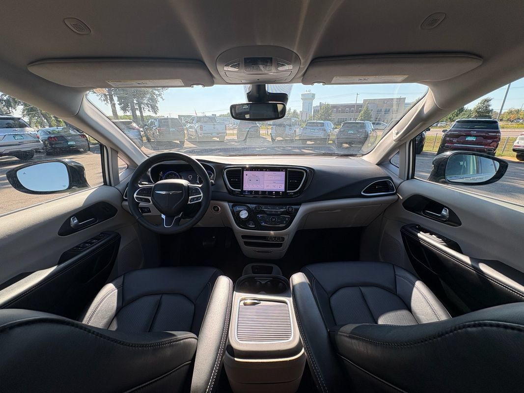 Used 2024 Chrysler Pacifica Touring-L FWD image 11
