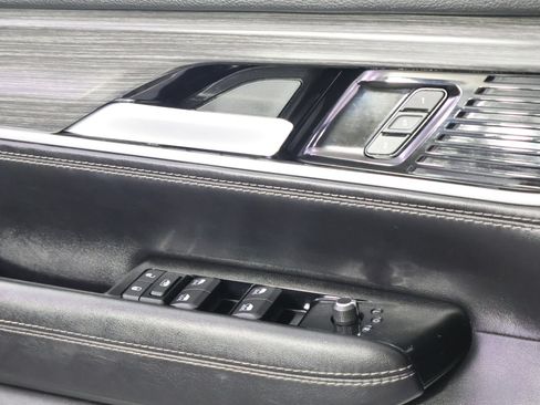 Used 2023 Jeep Wagoneer L Series II AWD/4WD image 18