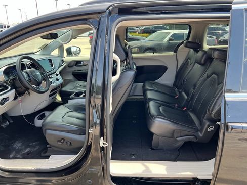 Used 2022 Chrysler Pacifica Touring-L w/ Uconnect Theater Family Group FWD image 7