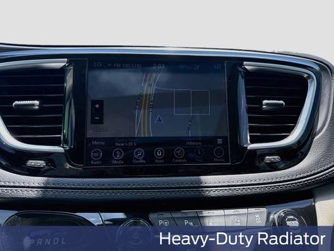 Used 2018 Chrysler Pacifica Limited w/ Tire & Wheel Group FWD image 18