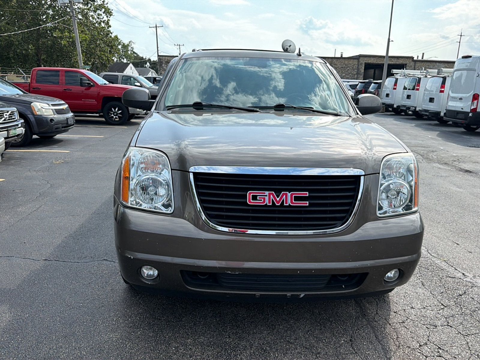 Used 2013 GMC Yukon XL SLT w/ SLT-2 Equipment Package AWD/4WD image 2