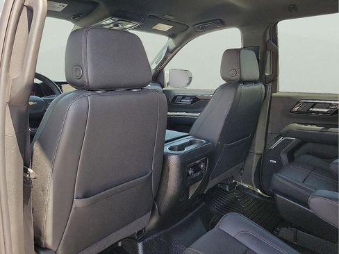 Used 2025 Chevrolet Tahoe High Country AWD/4WD image 12
