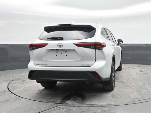 Used 2022 Toyota Highlander XLE AWD/4WD image 10