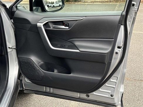 Used 2023 Toyota RAV4 SE image 8