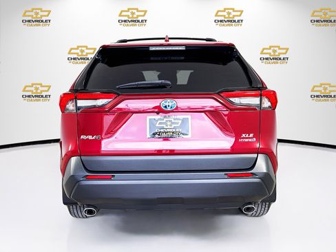 Used 2020 Toyota RAV4 XLE w/ Carpet Mat Package AWD/4WD image 6