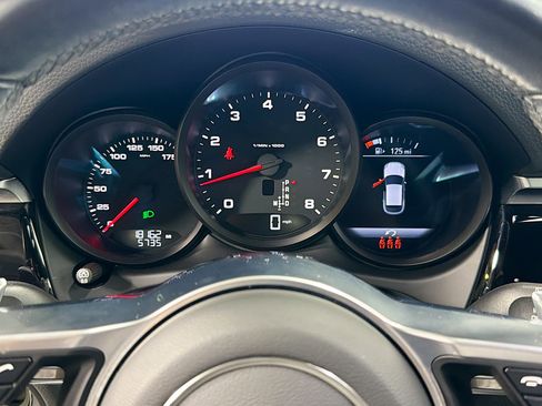 Certified 2021 Porsche Macan image 40