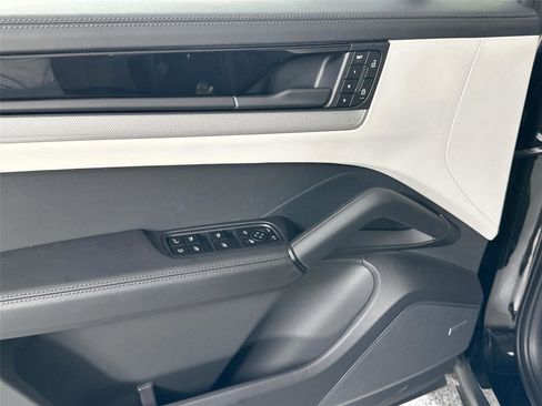 Certified 2025 Porsche Cayenne E-Hybrid AWD/4WD image 32