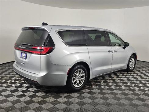 Used 2024 Chrysler Pacifica Touring-L image 3