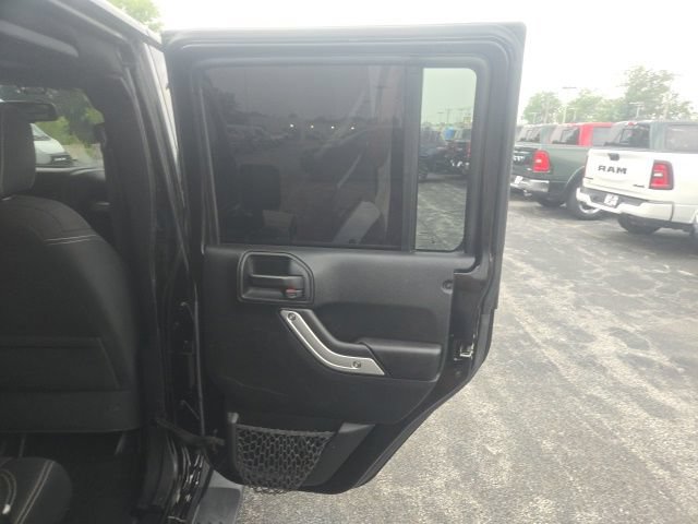 Used 2018 Jeep Wrangler Unlimited Sahara AWD/4WD image 23
