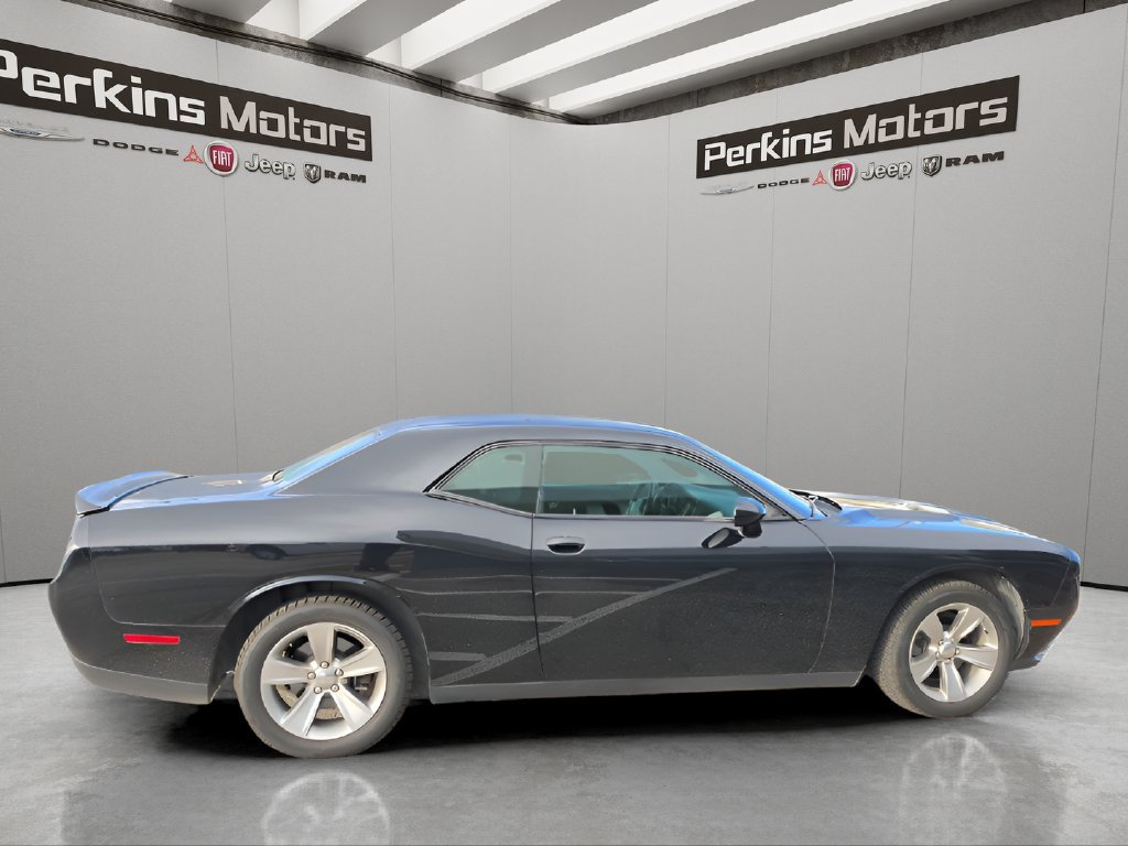 Used 2018 Dodge Challenger SXT RWD image 6