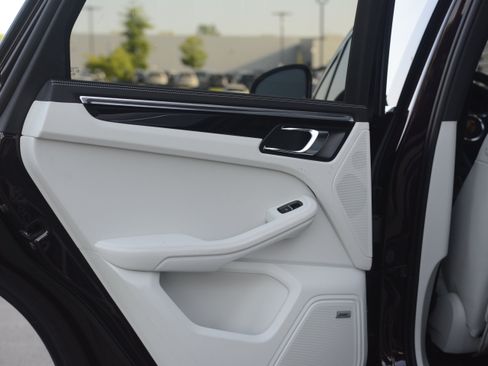 Certified 2026 Porsche Macan AWD/4WD image 29