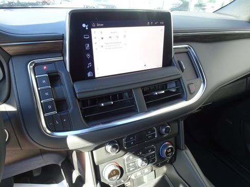 Used 2023 Chevrolet Tahoe Z71 w/ Luxury Package AWD/4WD image 17