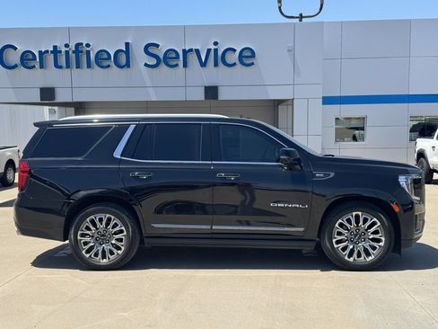 Used 2023 GMC Yukon Denali Ultimate AWD/4WD image 3
