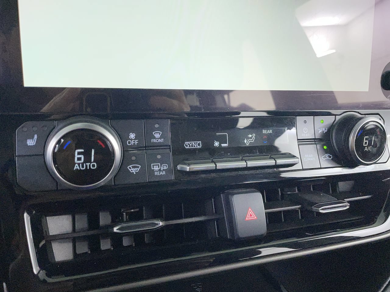 Used 2023 Toyota Highlander XLE AWD/4WD image 18