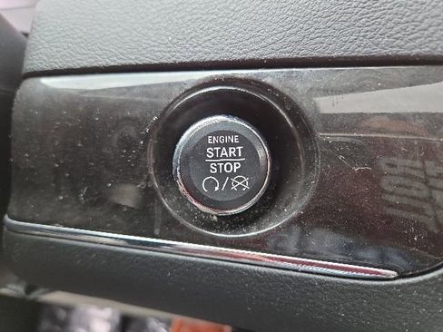 Used 2016 Chrysler Town & Country Touring-L FWD image 10
