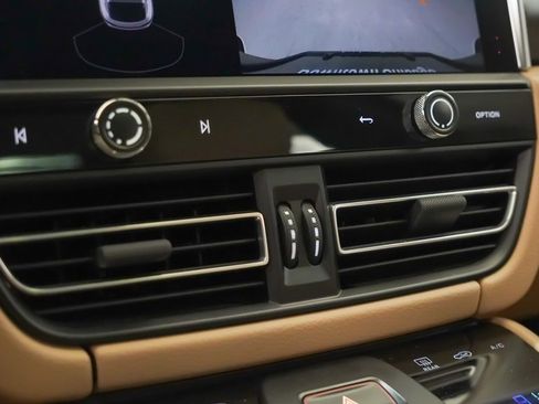 Used 2022 Porsche Macan image 32