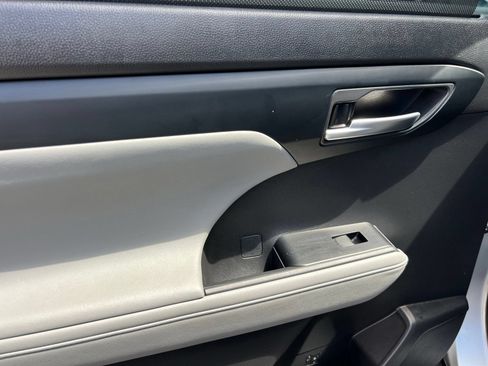 Used 2023 Toyota Highlander XLE FWD image 43