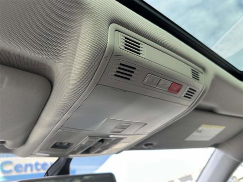 Used 2018 Volkswagen Tiguan SE w/ Panoramic Sunroof Package image 31