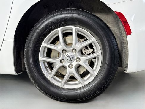 Used 2024 Chrysler Pacifica Touring-L FWD image 31