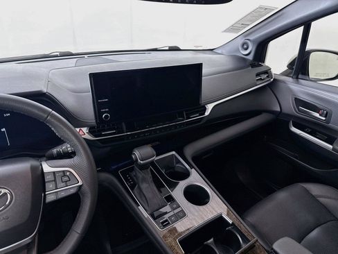 Certified 2025 Toyota Sienna Limited FWD image 36