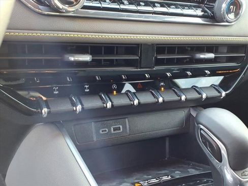 Used 2023 Chevrolet Colorado ZR2 w/ ZR2 Convenience Package III image 13