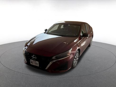 Used 2025 Nissan Altima 2.5 SV FWD image 4