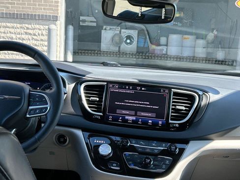 Used 2023 Chrysler Pacifica Touring-L FWD image 21