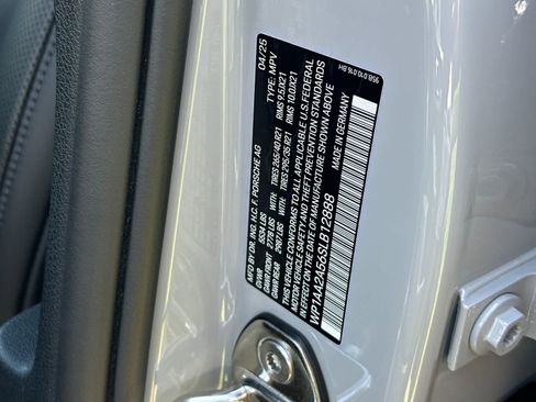 Certified 2025 Porsche Macan AWD/4WD image 34