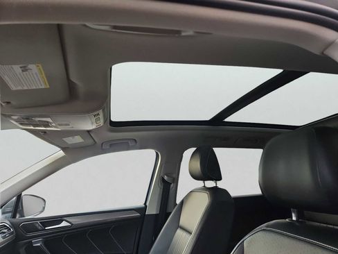 Used 2022 Volkswagen Tiguan SE w/ Panoramic Sunroof Package image 15