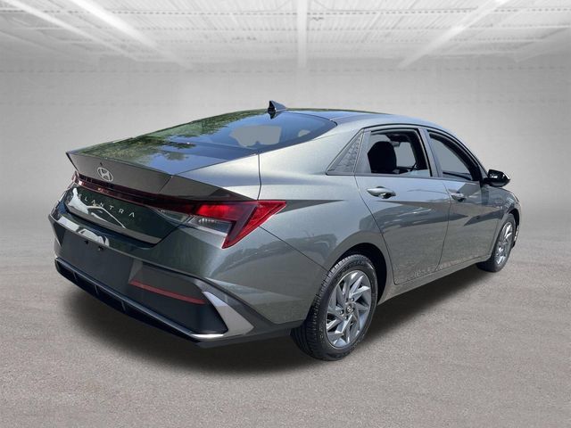 Used 2024 Hyundai Elantra SEL FWD image 8