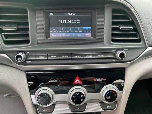 Used 2019 Hyundai Elantra SE FWD image 19