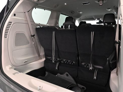 Used 2023 Chrysler Pacifica Touring-L w/ Uconnect Theater Family Group FWD image 23