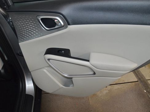 Used 2025 Kia Soul LX FWD image 13