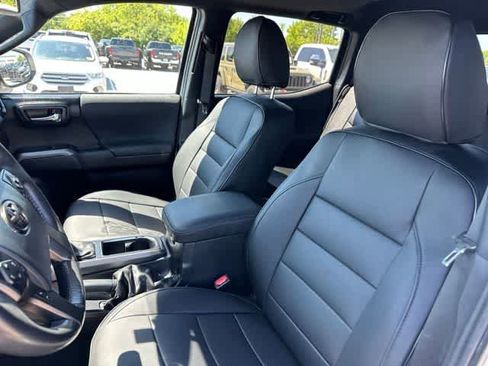 Used 2017 Toyota Tacoma TRD Sport AWD/4WD image 8